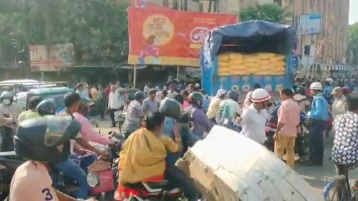 A civic volunteer seriously injured in an accident on GT Road in the city