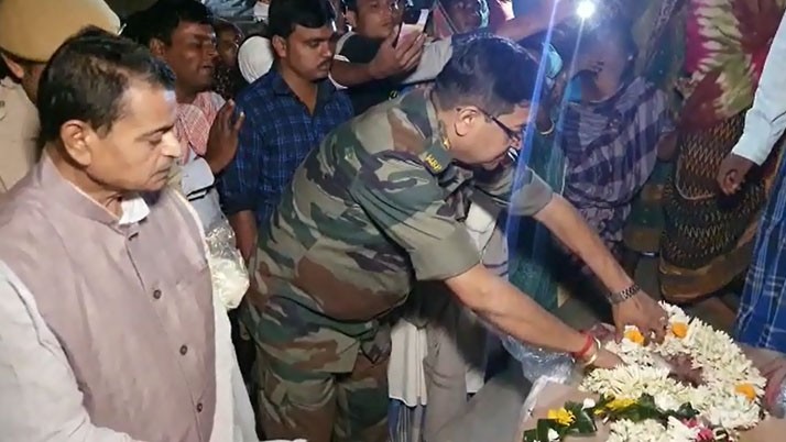 The body of Habibul Sekh of Purbasthali was brought to the village on Tuesday midnight, minister Swapan Debnath was present.