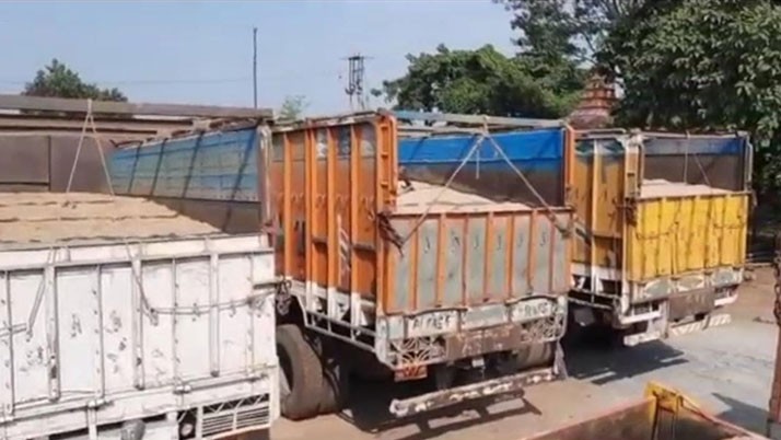 Burdwan district police stopped illegal sand smuggling in the dark of night