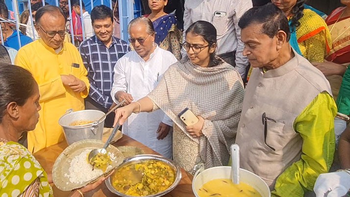 from DM to Minister has received the blessing of people by launching the 'Maa Canteen' project