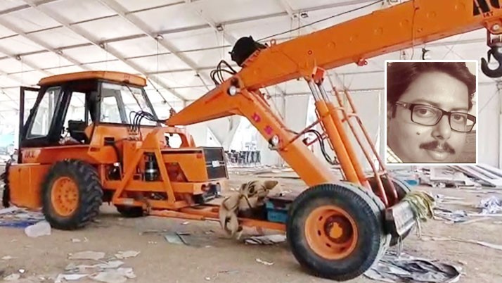 A man from Guskara who was running a stall at 'Rice Pro-Tech Expo' died after being hit by a crane.