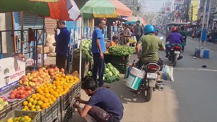 Sitting on the road is running Dedar Bikkini! Burdwan is Burdwan