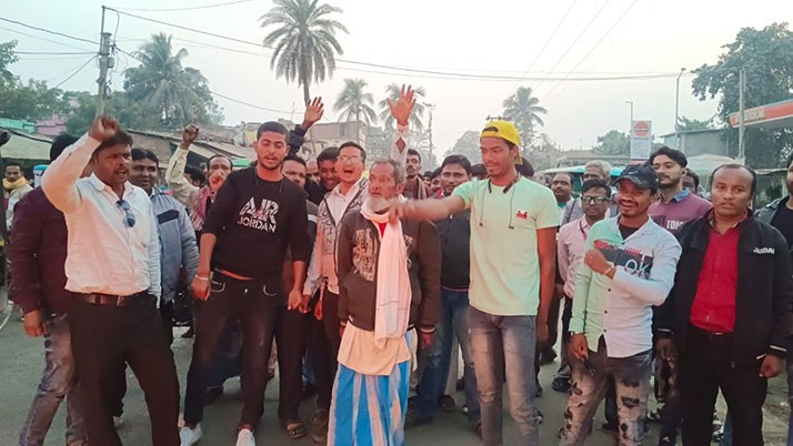 Tire burning protest in Maldah demanding change of block president of Trinamool