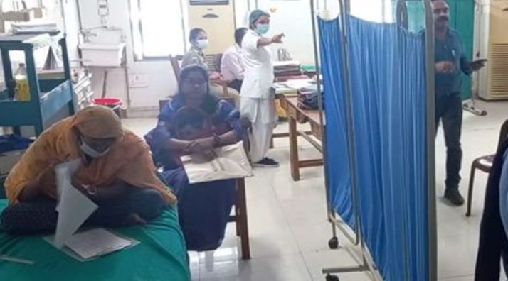 The two mothers sat in the Maldah hospital and sat for the Madhyamik and Madrasa examinations