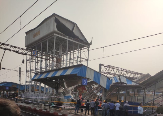 Huge accident in bardhaman railway station, expected 3 people died