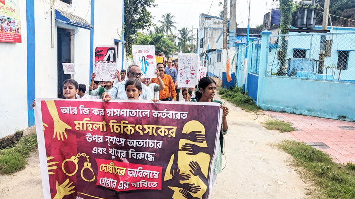 Burdwan school students took to the road in protest against RG Kar Doctos Death
