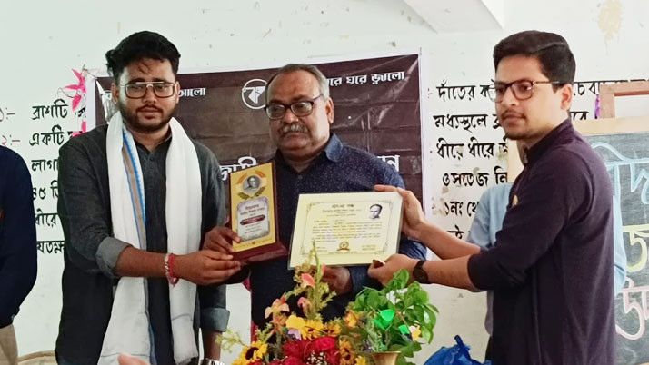 Burdwan teacher receiving special honor on the birthday of the institution of caste identity