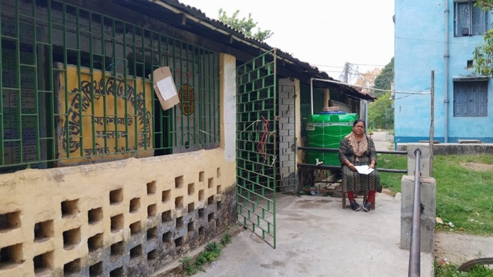 Snakes live in schools, students miss school in fear, studies suspended