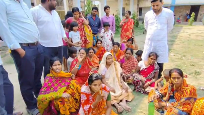 Urged to save lives, people cross Ganga from Murshidabad to Vaishnavnagar in Malda