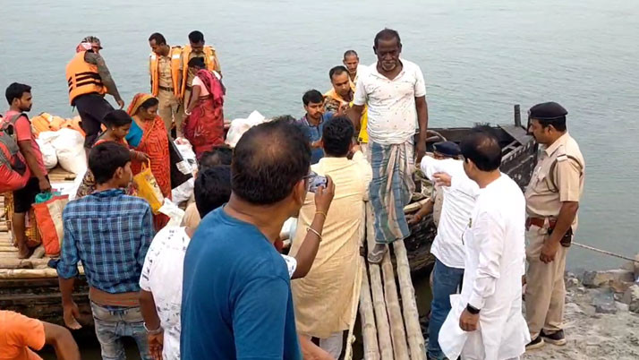 Displaced people from Betbona village in Murshidabad return home