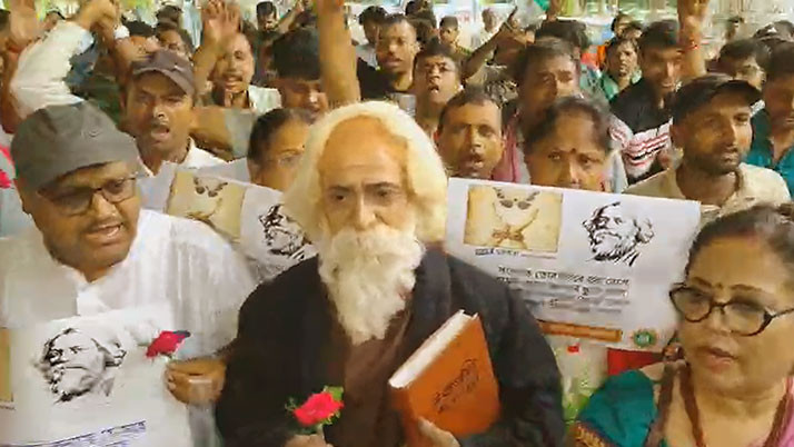 Rabindranath Tagore suddenly arrived in front of Vikas Bhavan, holding roses in his hand. He came in disguise to support the protesters