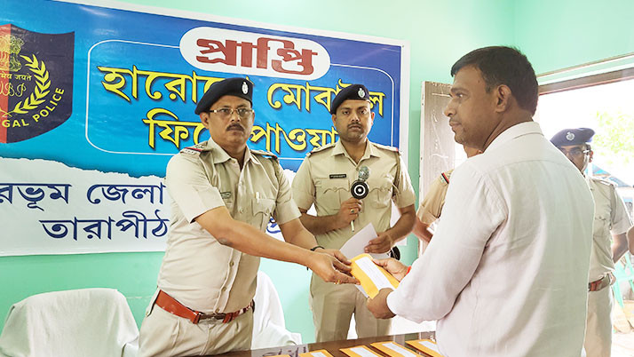 Pilgrims receive mobile phones at Tarapeeth, lost them while offering puja