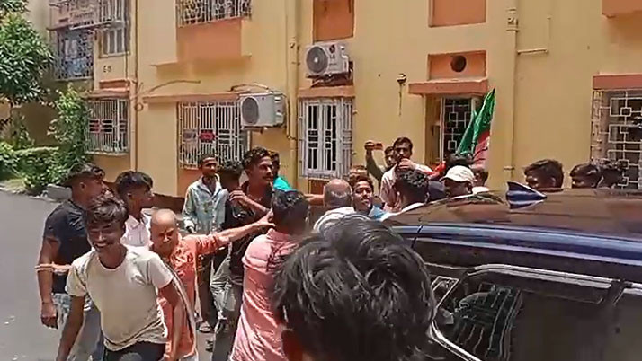 BJP's internal strife is out in the open. Party workers attacked by BJP workers in Bidhan Nagar