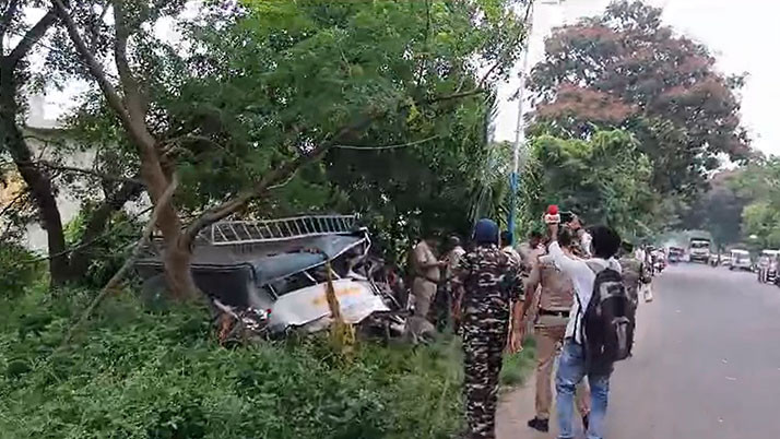 Horrific accident in Murshidabad, car overturns, four dead