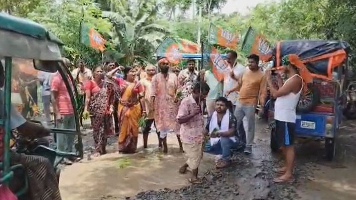 Roads in poor condition, BJP blocks roads by planting paddy and protests