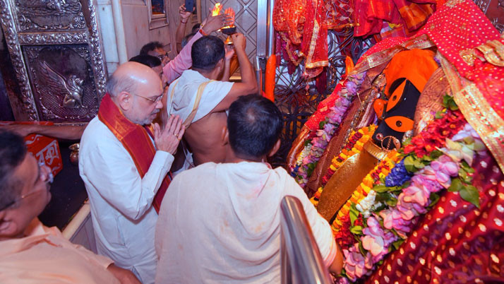 Amit Shah calls for building a golden Bengal by 2026 at the inauguration of Durga Puja in Kolkata, visits Mamata's neighborhood