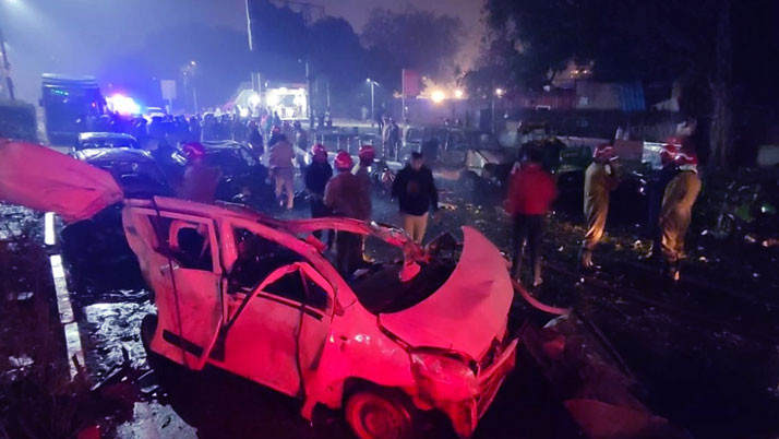 Terrible explosion in front of Red Fort, 1 killed, many injured!