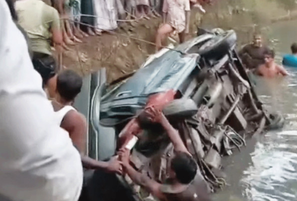 Uluberia pull car accident