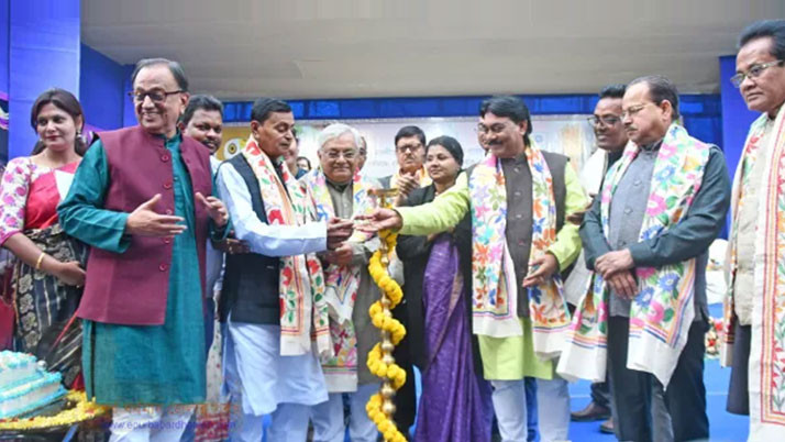 A huge crowd of people flocked to the Srishtishree fair in Burdwan to see the exquisite creations of rural Bengal's unique handicrafts.