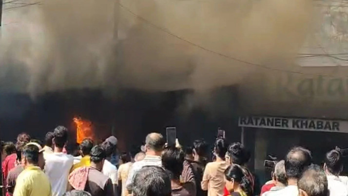 madhyamgram-station-fire-cylinder-blast-shops-burnt-rail-traffic-affected-breaking-news