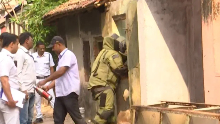 explosion-in-abandoned-clubhouse-paikpara-kolkata-bombs-recovered-before-election