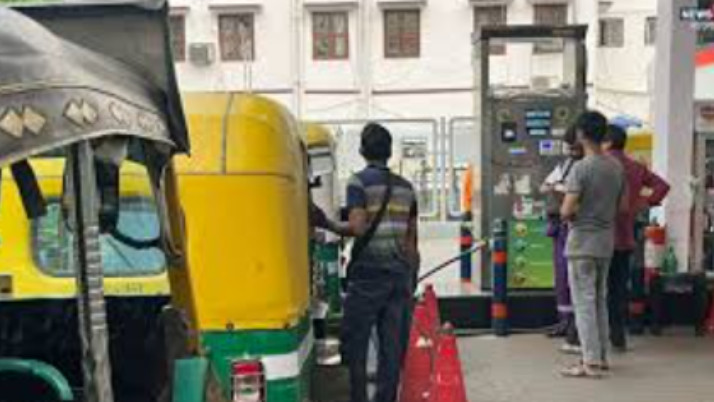 auto-lpg-price-hike-and-shortage-causes-long-queues-at-gas-pumps-in-kolkata
