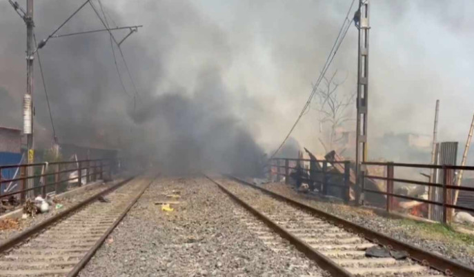 south-24-parganas-akra-santoshpur-slum-fire-train-disruption