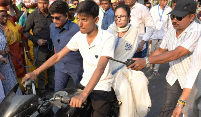 mamata-banerjee-bike-ride-dum-dum-election-campaign