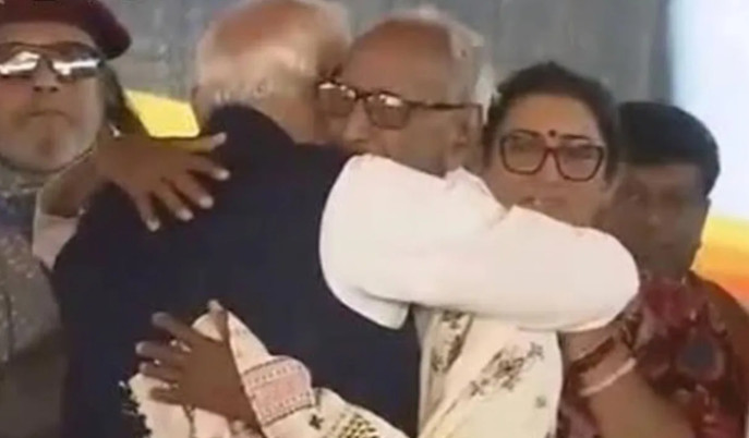 narendra-modi-honours-veteran-bjp-leader-makhanlal-sarkar-at-brigade-oath-ceremony-shubhendu-chief-minister