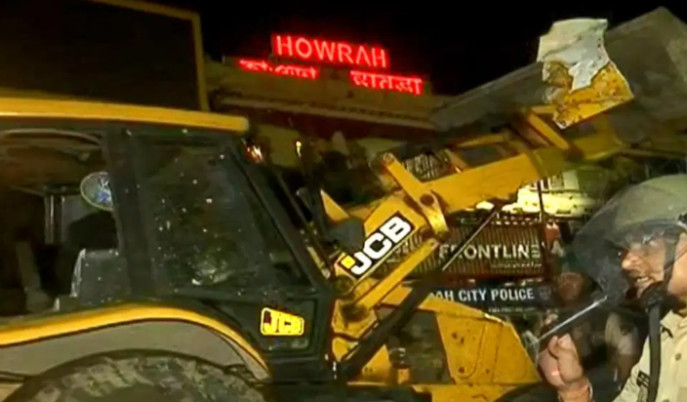 howrah-station-bulldozer-drive-illegal-shops-removed-by-rail-police-passengers-relief-news