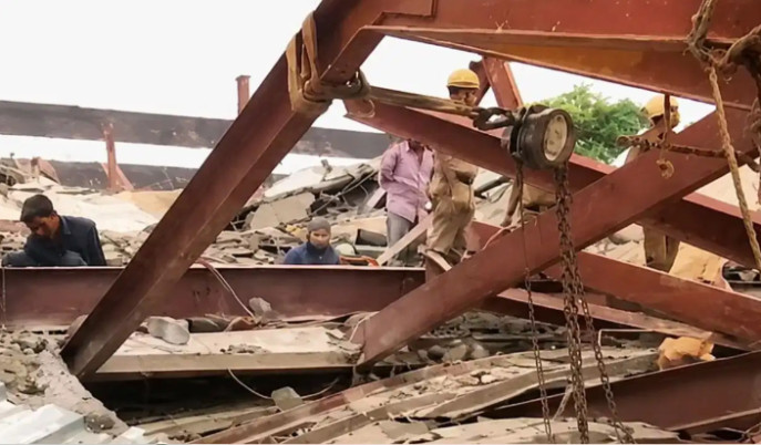 taratala-godown-roof-collapse-many-workers-trapped-rescue-operation-in-full-swing