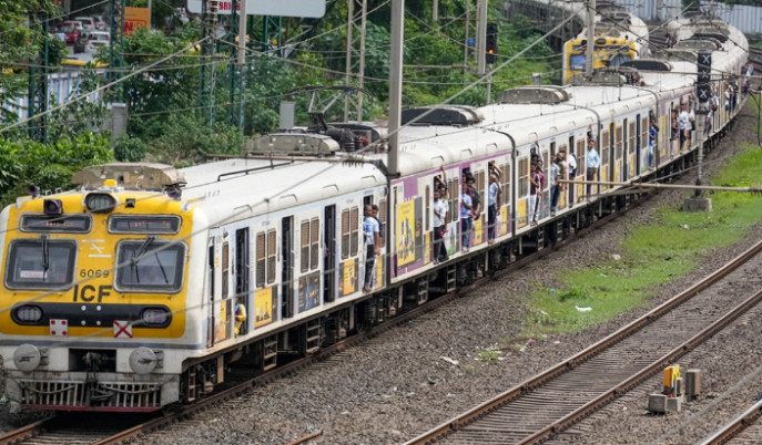 mumbai-local-train-murder-passenger-stabbed-to-death-after-argument-over-door