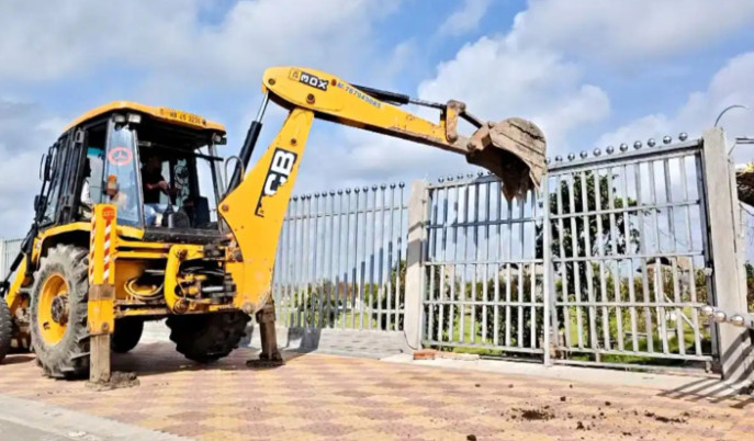 The café owned by Shawkat Molla son was demolished