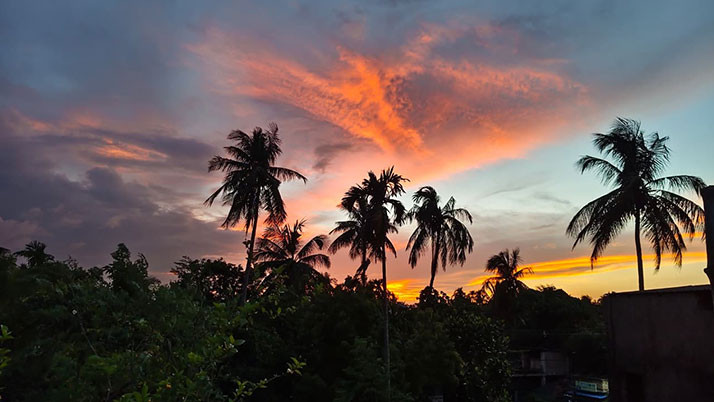 Scattered rain in the south, red alert in the north! Threat of adverse weather due to gusty winds and heavy rainfall—what will the weather be like in Kolkata?