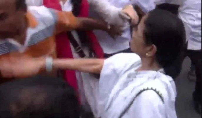 mamata-banerjee-slaps-party-worker-during-kalighat-protest-rally