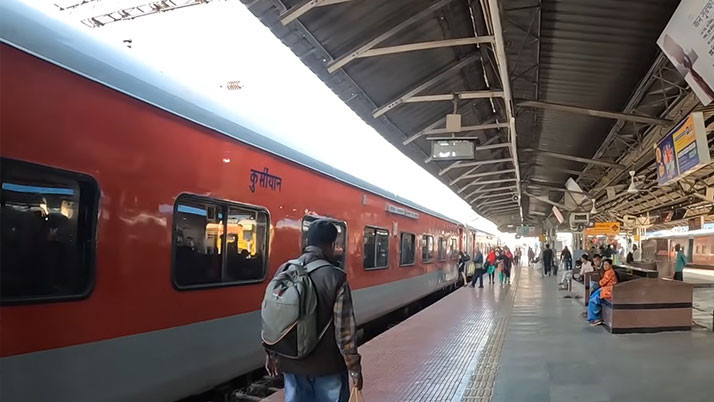 Smoke and fire on the moving Black Diamond Express; train halted for 20 minutes at Bardhaman; major accident narrowly averted.