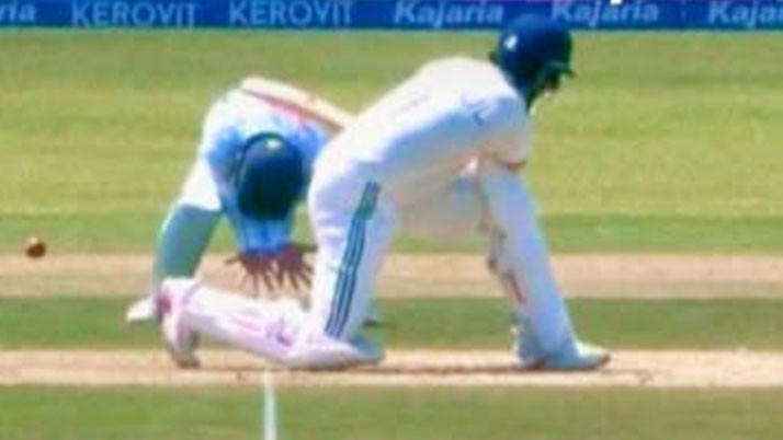 Horrifying moment in the Galle Test! Sri Lankan opener hospitalized after being hit on the helmet by a shot from Rahul.