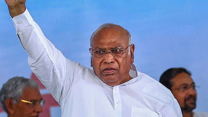 Kharge takes a dig by bringing up Modi’s father; BJP stages protests across the country! Rajnath launches a sharp attack, calling it an ‘insult to India.’