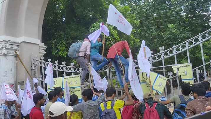 The left student organization took to the streets to protest the corruption of the university