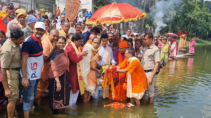 Lifting the pot at the Adhisthatri Devi Sarvamangala temple in Burdwan
