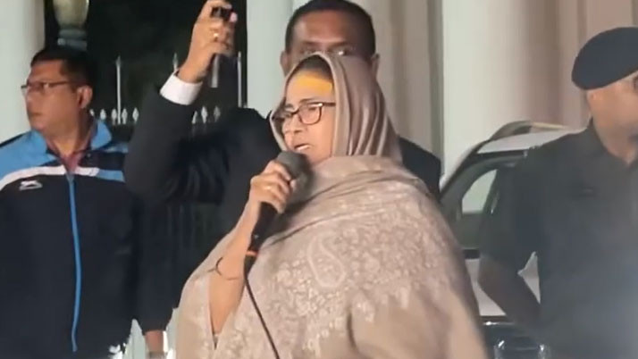 200 km speed car entered the convoy of the Chief Minister! Mamata's head injury