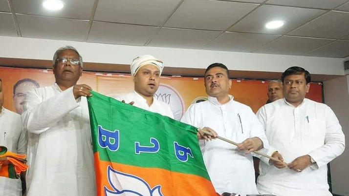 At last Kausthav took the ocher flag from the hands of Subhendu