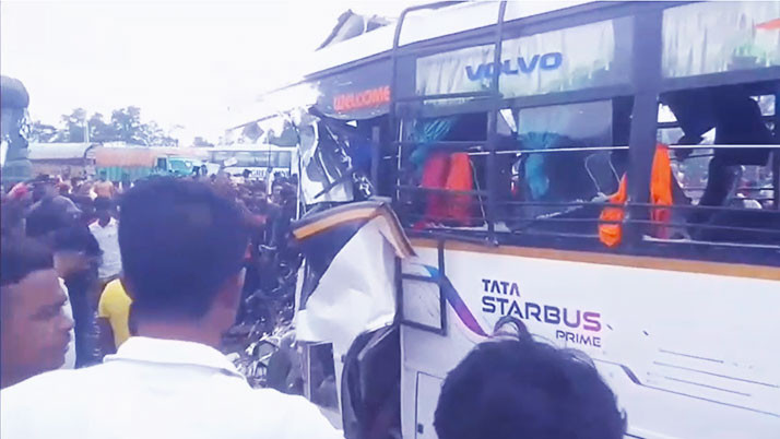 Horrific accident in Burdwan, death procession, lamentation at Burdwan Medical College Hospital