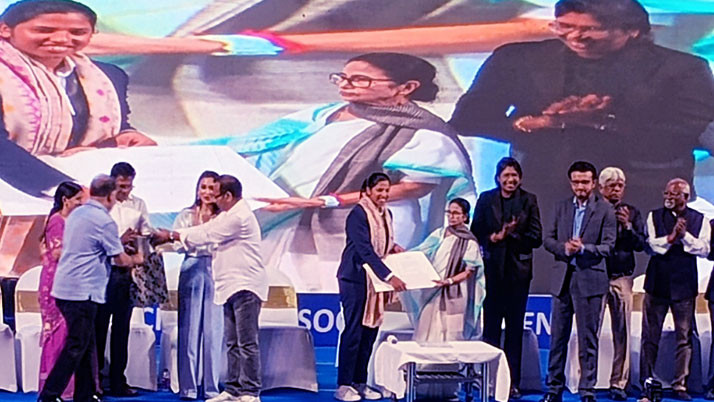 Bangabhusan for the golden girl in Eden! Richa Ghosh gets golden bat, Rupees 34 lakh and DSP police post