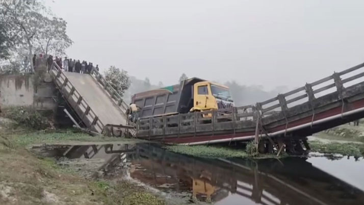coochbehar-shitalkuchi-bridge-collapse-lorry-hanging-rural-road-accident